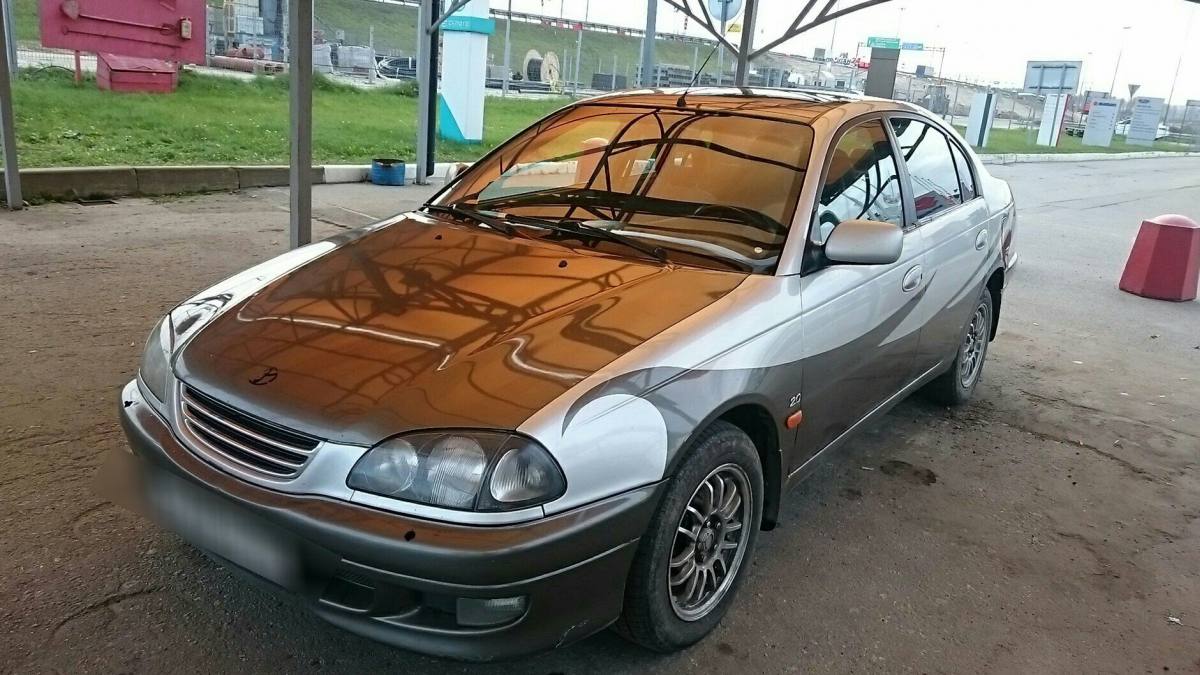 Toyota Avensis I
